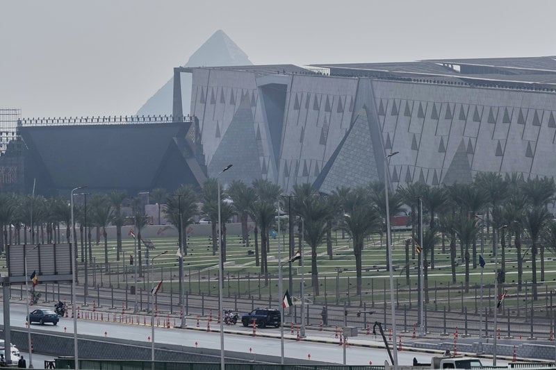 Grand Egyptian Museum breder ut sig någon kilometer från Cheops-pyramiden.