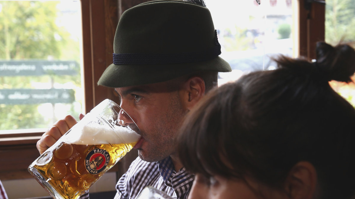 Pep Guardiola gillade att dricka öl i sin fina hatt.