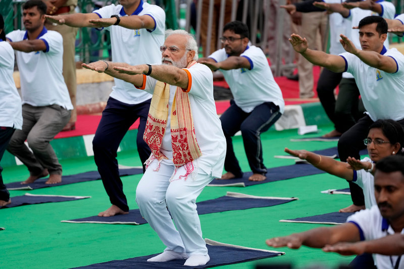 Indiens premiärminister Narendra Modi yogade tillsammans med tusentals indier på internationella yogadagen i fjol. Arkivbild.