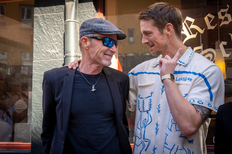 Författaren Jo Nesbø tillsammans med Joel Kinnaman i samband med att Netflixsatsningen offentliggjordes. 