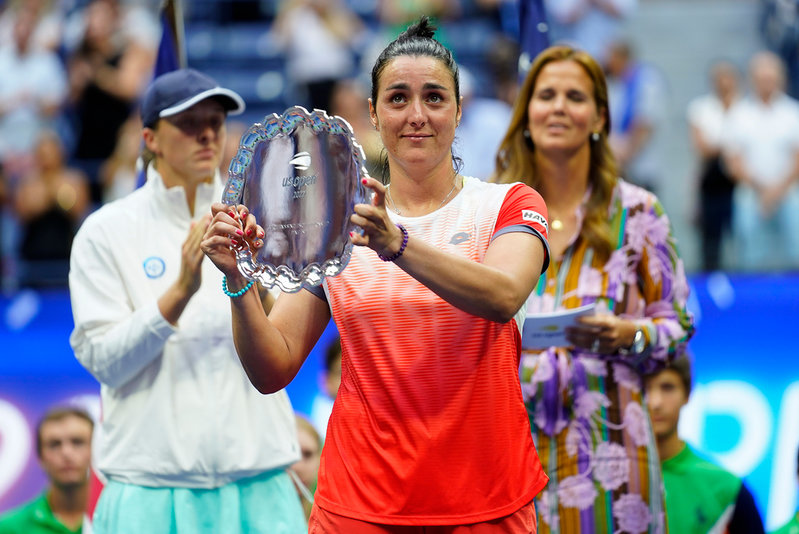 Ons Jabeur håller upp andrapsiet vid prisceremonin.