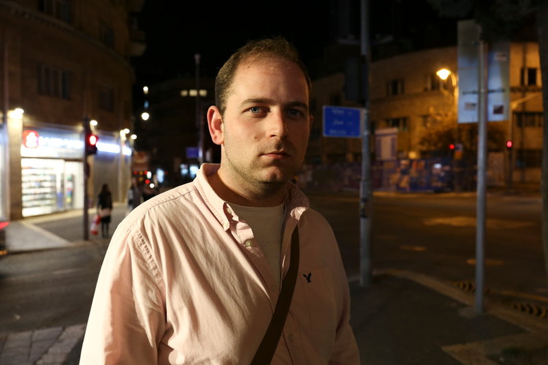 David Kagan stöttar premiärminister Netanyahu, och menar att det är odemokratiskt att demonstrera emot en regering som valts enligt folkstyrets alla regler.