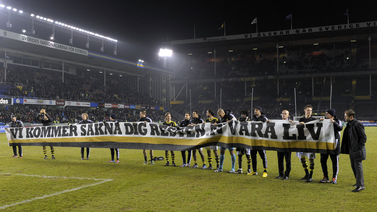AIK:s spelare och ledare tackar arenan och publiken för stödet.