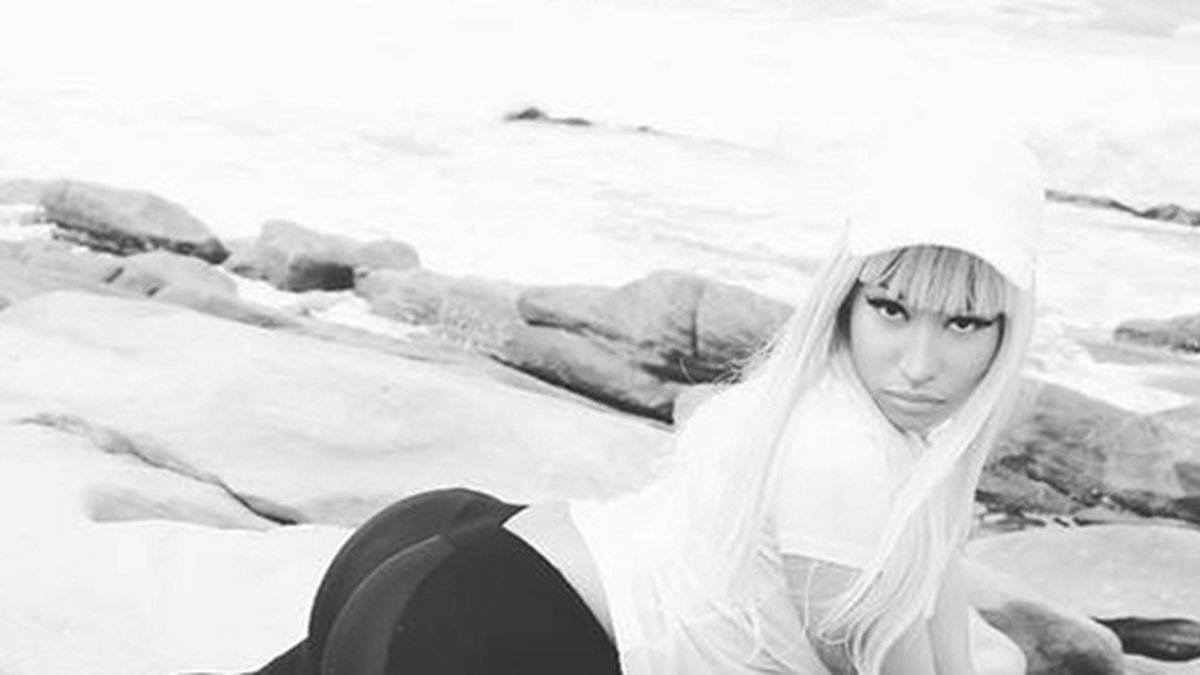 Nicki Minaj bjuder sina Instagramföljare på en svartvit bild. 