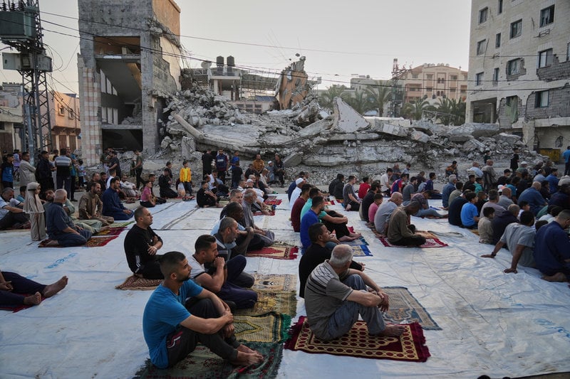 Bön intill en förstörd moské i Dayr al-Balah i centrala Gazaremsan.