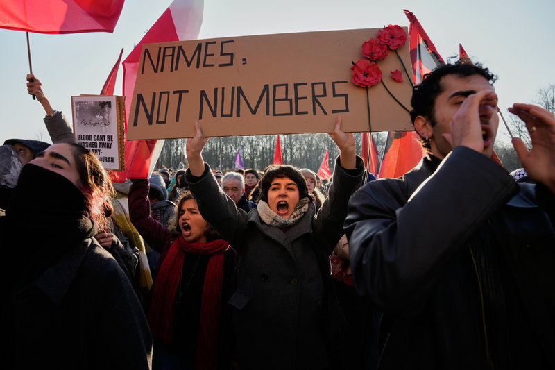 Protester mot Irans regim i Tysklands huvudstad Berlin i söndags. Foto: Ebrahim Noroozi/AP/TT