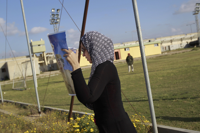 En kvinna visar sitt stöd för överste Muammar Khaddafi. 