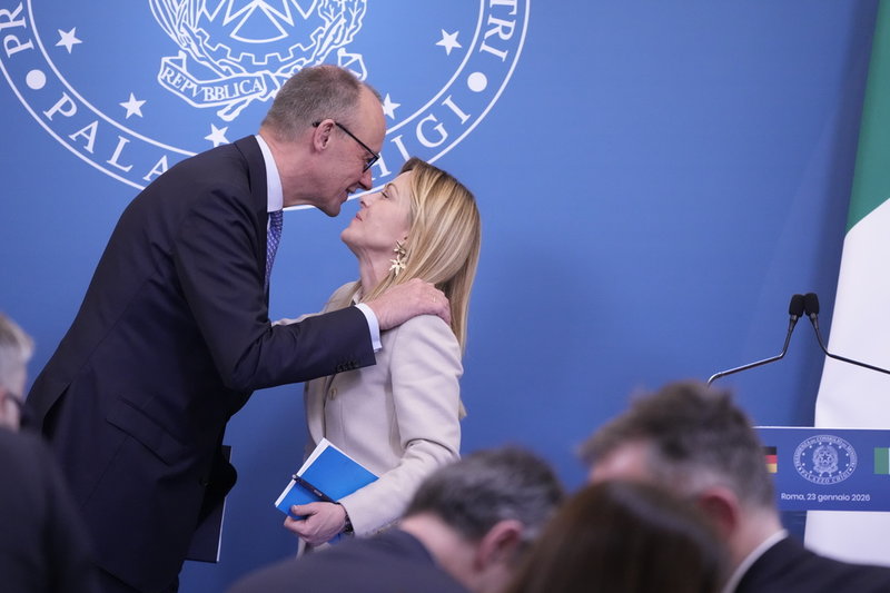 Tysklands förbundskansler Friedrich Merz kramar om Italiens premiärminister Giorgia Meloni efter deras möte i Rom den 23 januari. Arkivbild.