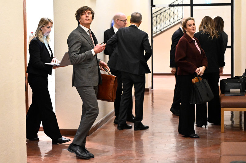 Åklagare Henrik Attorps (med grå kostym) i Stockholms tingsrätt tidigare under förhandlingen.