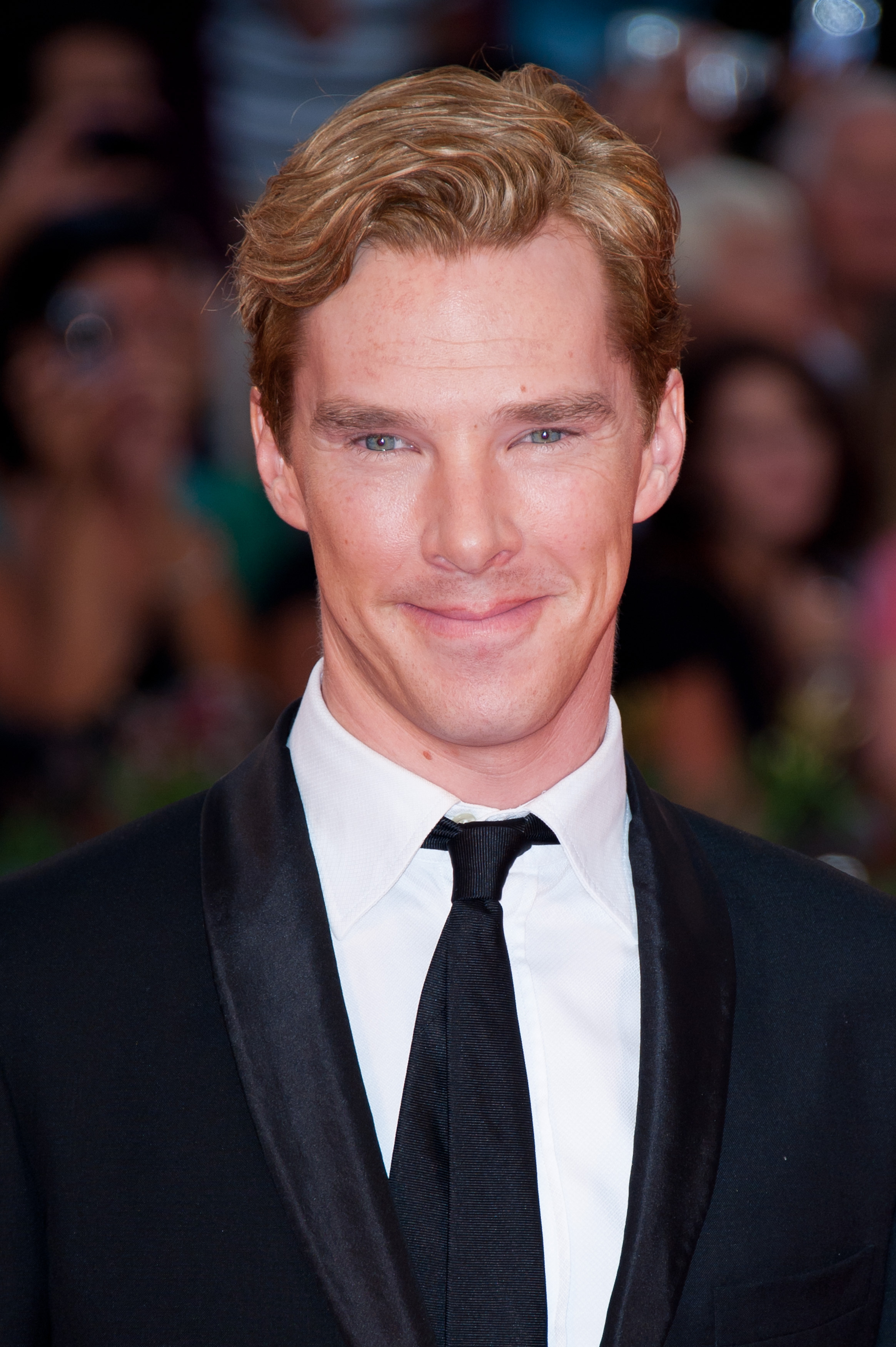 Benedict Cumberbatch ser väldigt proper och trevlig ut. Benedict Cumberbatch ser väldigt proper och trevlig ut.