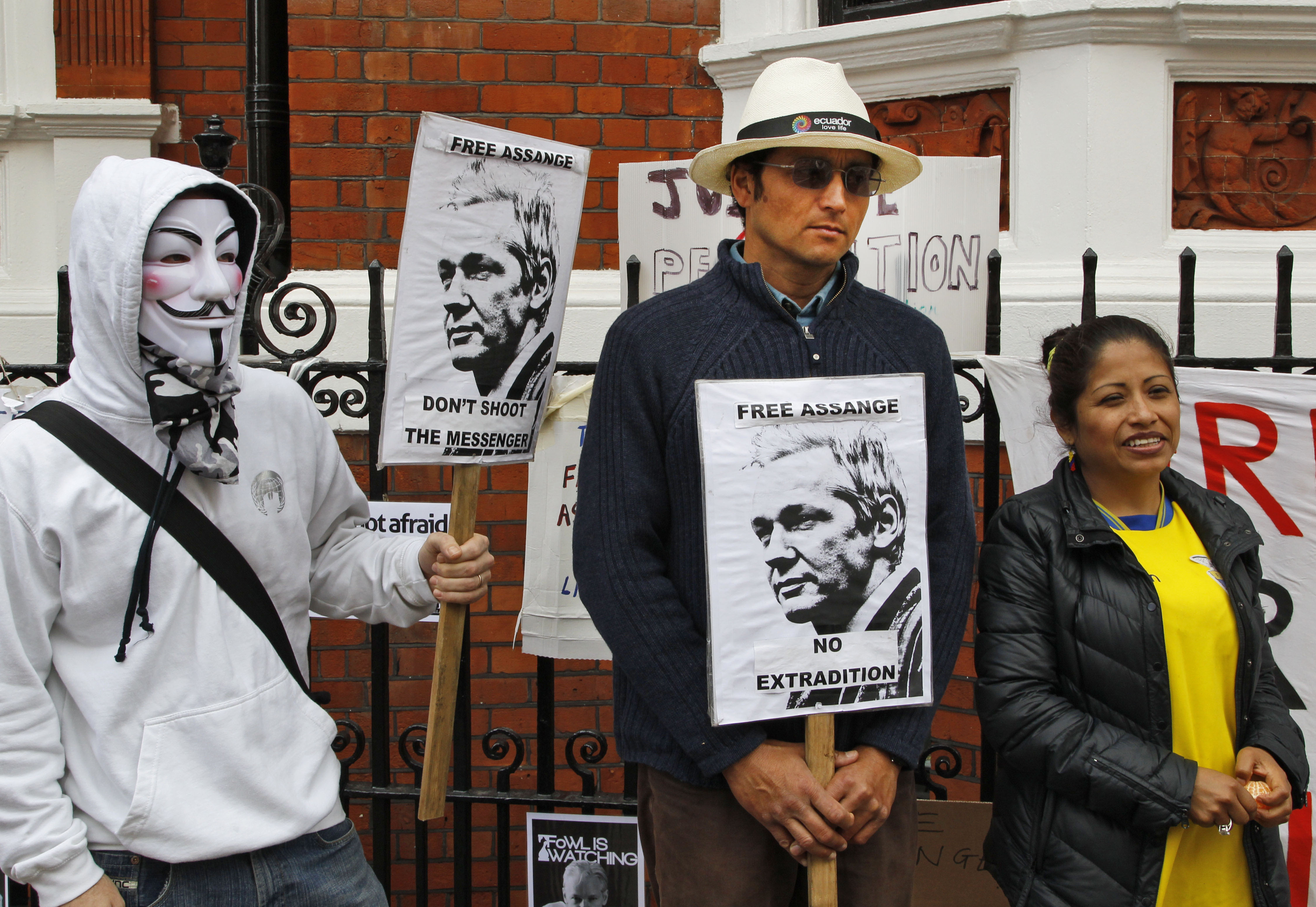 Protester utanför Ecuadors ambassad i London.