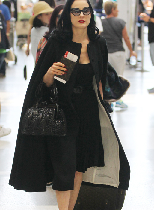 Dita von Teese är uppklädd för flygturen. Dita von Teese är uppklädd för flygturen.