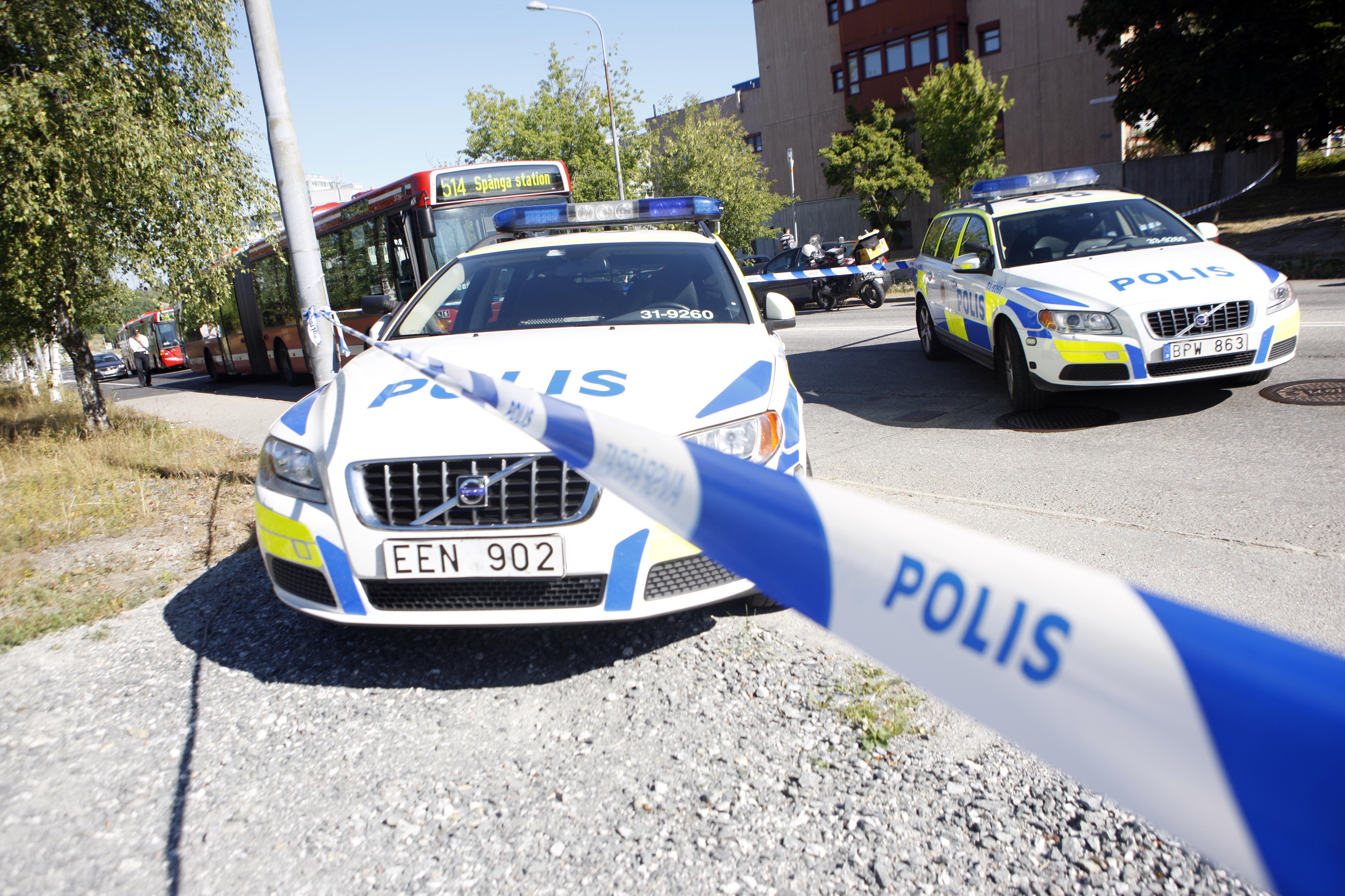 En bild på en polisbil och polisens avspärrningstejp.