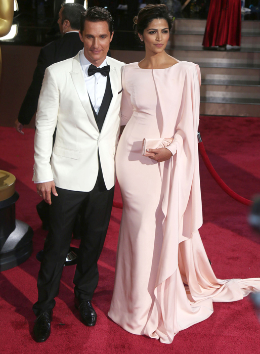 Matthew McConaughey och Camila Alves höll hårt i varandra och matchade varandra perfekt. Matthew McConaughey och Camila Alves höll hårt i varandra och matchade varandra perfekt.
