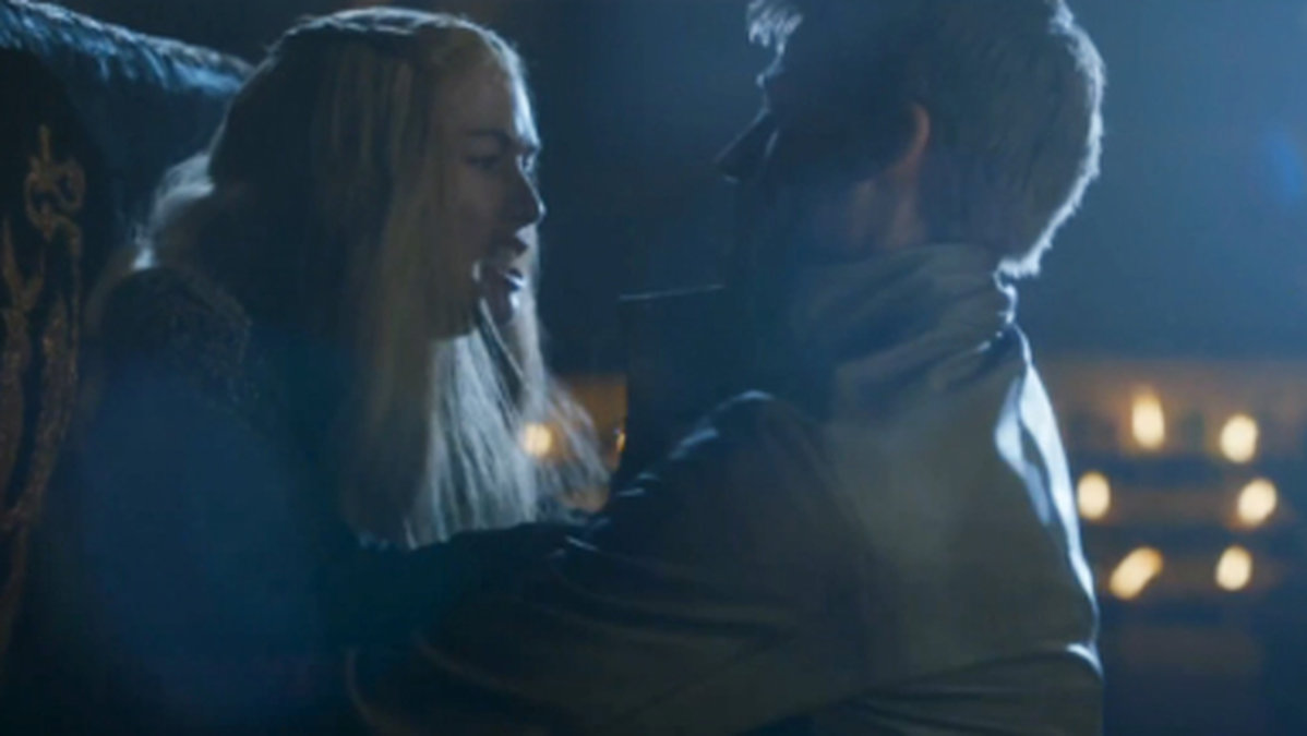 Jamie tvingar på sig sin syster Cersei. 