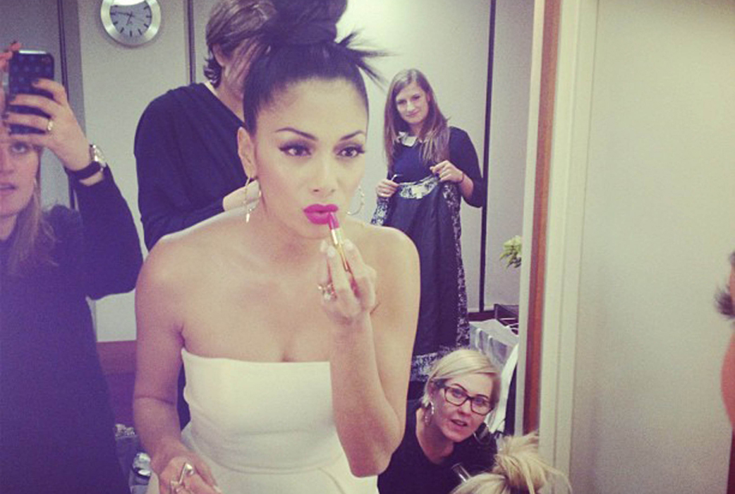 Nicole Scherzinger fixar läpparna. Nicole Scherzinger fixar läpparna.