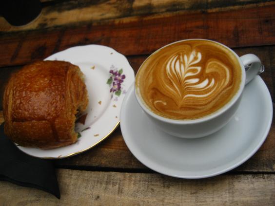 FRANKRIKE. Kaffe och baguette (eller croissant) brukar klassas som en traditionell frukost i Frankrike. Precis som kubaner doppar fransmännen gärna det smörade brödet i kaffet. FRANKRIKE. Kaffe och baguette (eller croissant) brukar klassas som en traditionell frukost i Frankrike. Precis som kubaner doppar fransmännen gärna det smörade brödet i kaffet.