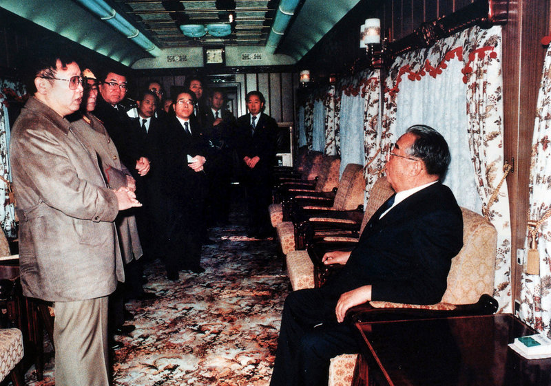 Den dåvarande ledaren Kim Il-Sung, till höger, och sonen Kim Jong-Il ombord på specialtåget i samband med en resa till Kina i november 1989.