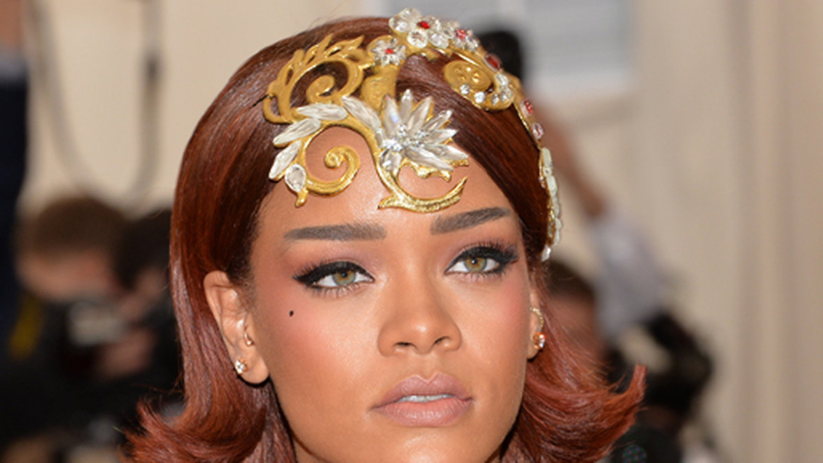 År 2009 anklagades Rihanna för att vara en dålig granne av Christian Poeller. 