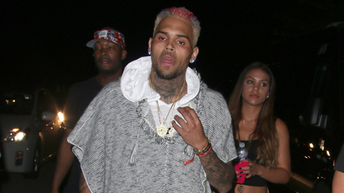 Chris Brown i grå poncho. 