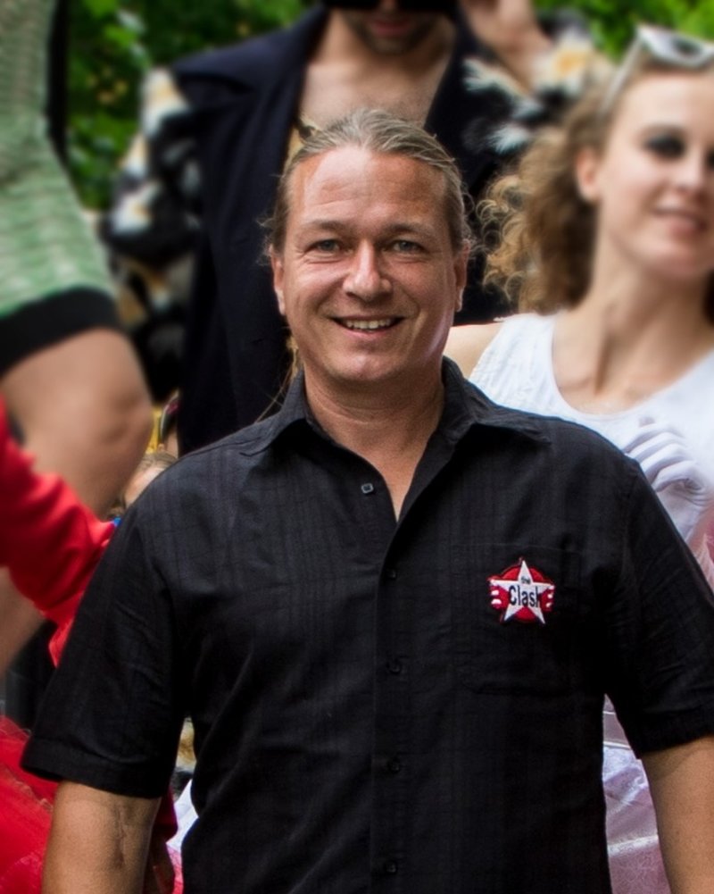 Jesper Nikolajeff är bland annat cirkusteknikdesigner, regissör och motorsågsjonglör. Han har arbetat med Cirkus Cirkör sedan år 2000 och sett hur cirkusen förändrats och förnyats genom åren.