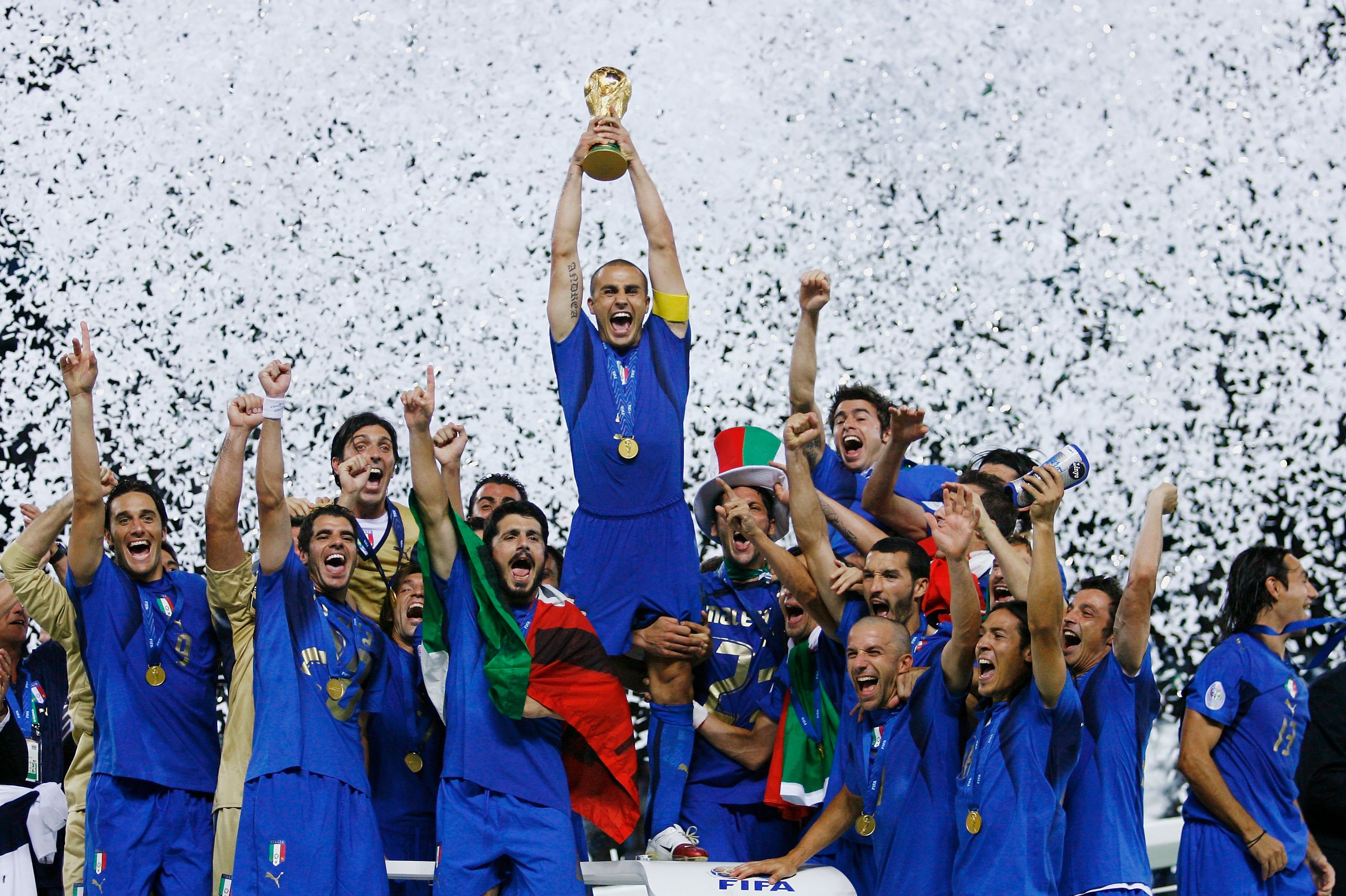 2006 var Italiens år då de vann VM i Tyskland. Lagkaptenen Fabio Cannavaro var tillsammans med Zinedine Zidane turneringens stora utropstecken och fick, som pricken över i'et, lyfta VM-pokalen. 2006 var Italiens år då de vann VM i Tyskland. Lagkaptenen Fabio Cannavaro var tillsammans med Zinedine Zidane turneringens stora utropstecken och fick, som pricken över i'et, lyfta VM-pokalen.