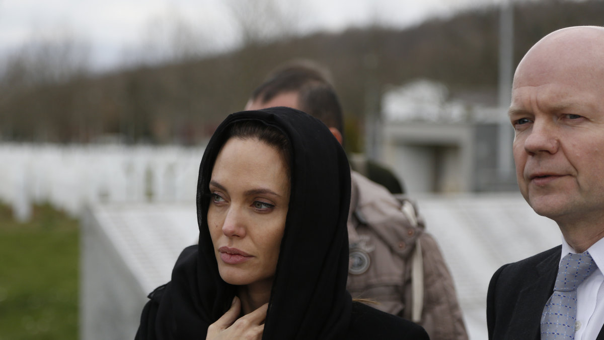 I mars i år besökte Angelina Jolie, som är UNHCR-ambassadör, minnesmärket i staden Potocari. 