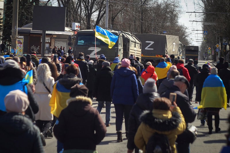 Människor med ukrainska flaggor demonstrerade mot den ryska ockupationsmakten i staden Cherson i mars i år. Arkivbild.