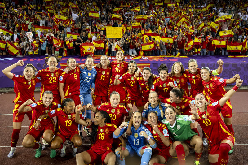 Spanien firar avancemanget till sin första EM-final någonsin efter semifinalsegern mot Tyskland.