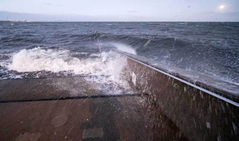 Högt vattenstånd och höga vågor vid Sundspromenanden vid Öresund i Malmö på måndagsmorgonen.
