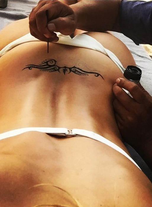 Jessica Hart gör en hennatatuering. Jessica Hart gör en hennatatuering.