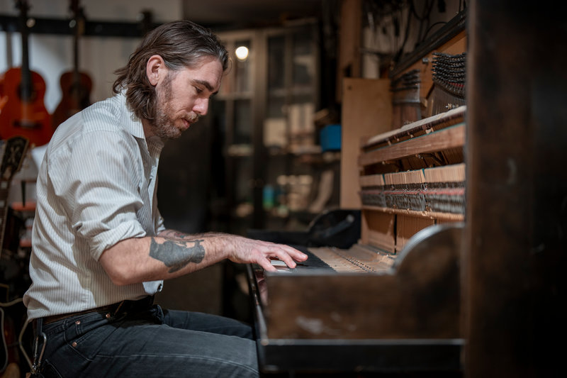 Valter Nilsson inne i musikbutiken Ödmans musik vid Stigbergstorget i Göteborg. Butiken drivs av bandets gitarrist Christoffer Ödman och tjänar som bandets replokal.