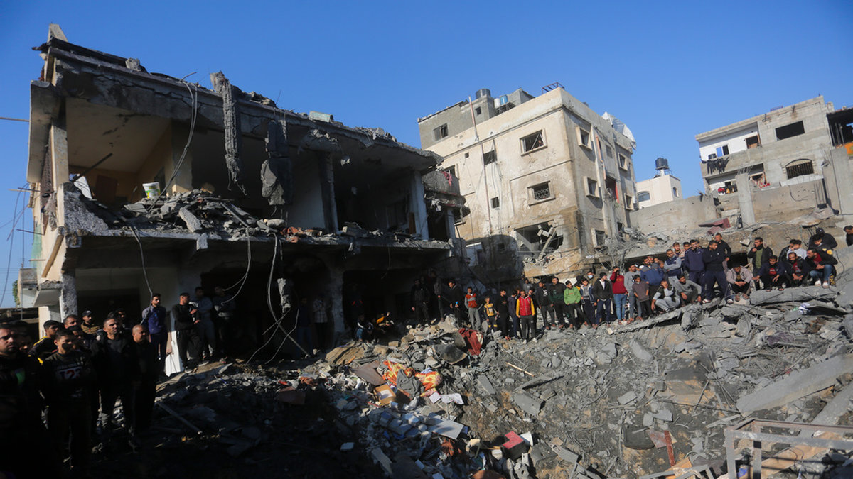 Bombkrater i Rafah, Gaza, efter israelisk bombräd.
