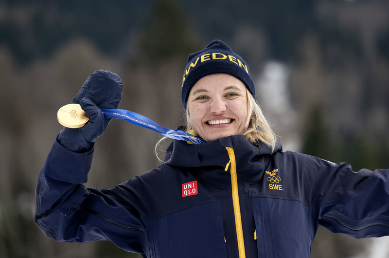 Linn Svahn och guldpengen. Foto: Christine Olsson/TT