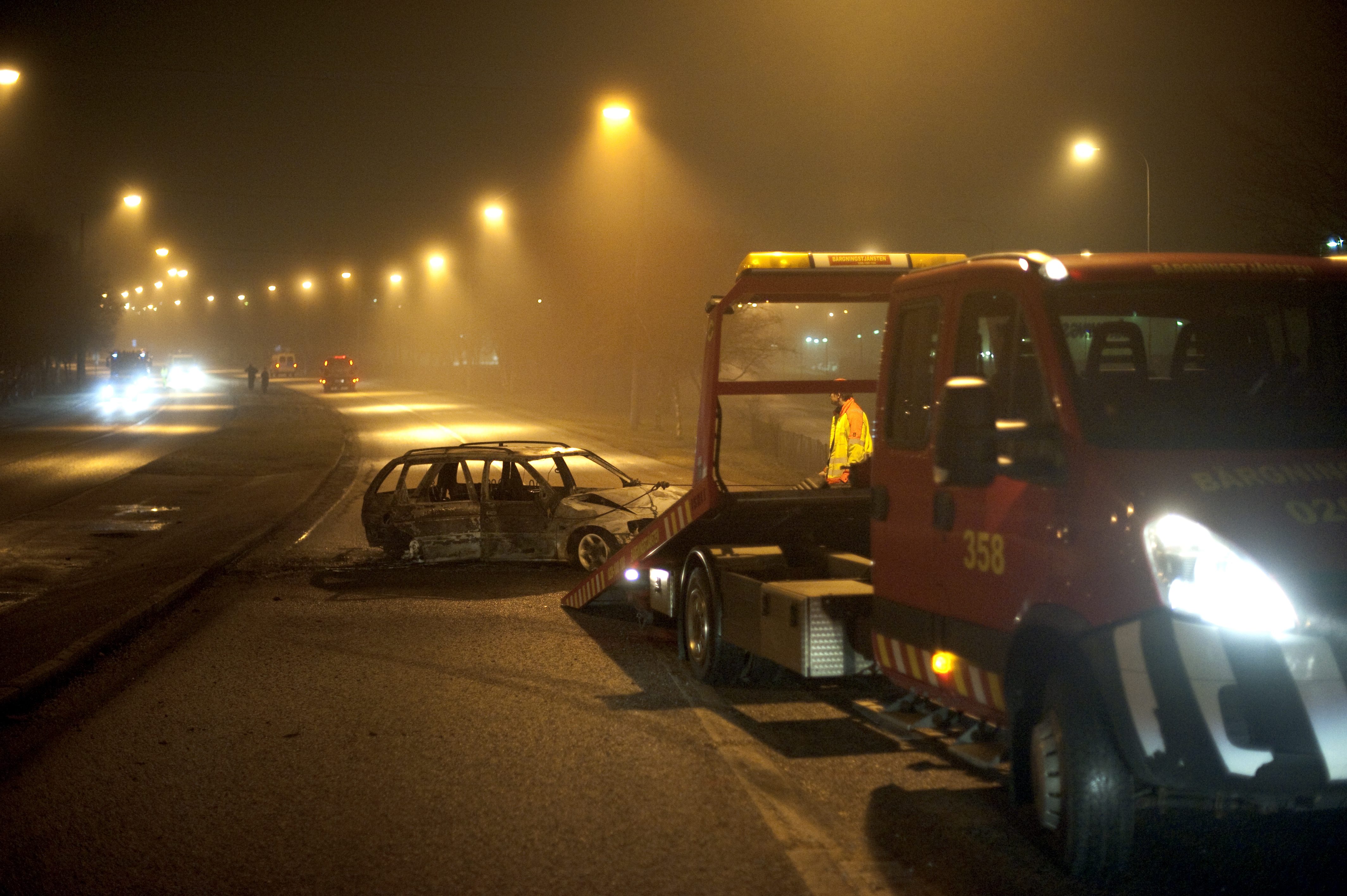 För andra natten i rad sattes bilar i brand på Hisingen.