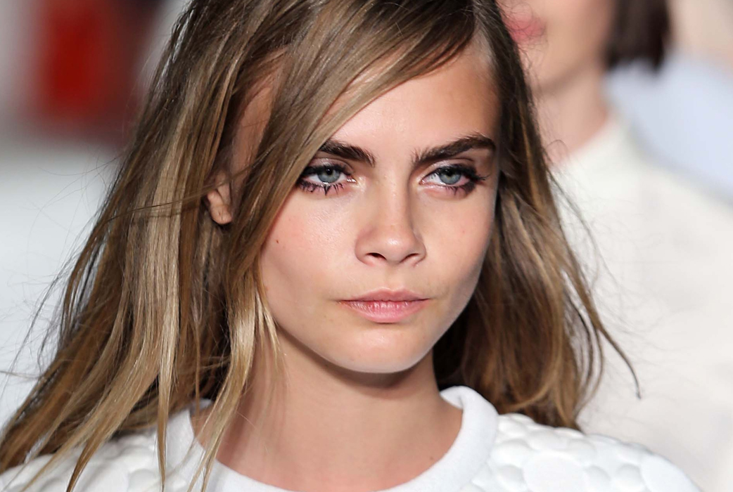 För att hålla håret mjukt och glansigt trots all styling som sliter på håret, så använder Cara Bumble and Bumbles Invisible Oil. Bumble and Bumble säljs på NK. Dessutom är modellen besatt av Oribe Dry Texturizing Spray. – Du behöver inte tvätta håret på en vecka. Det är magiskt! För att hålla håret mjukt och glansigt trots all styling som sliter på håret, så använder Cara Bumble and Bumbles Invisible Oil. Bumble and Bumble säljs på NK. Dessutom är modellen besatt av Oribe Dry Texturizing Spray. – Du behöver inte tvätta håret på en vecka. Det är magiskt!