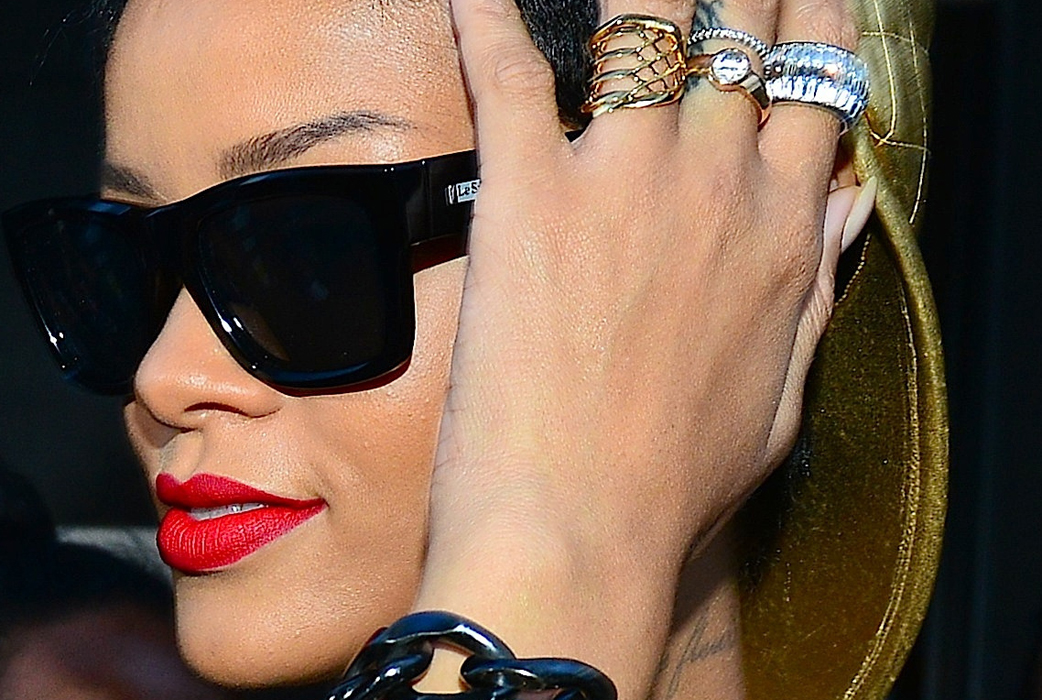 För att täcka eventuella ojämnheter och få en silkeslen yta så använder Rihanna foundationen Luminous Silk Foundation från Giorgio Armani, skriver Harpers Bazaar. Armani säljs på NK i Stockholm. För att täcka eventuella ojämnheter och få en silkeslen yta så använder Rihanna foundationen Luminous Silk Foundation från Giorgio Armani, skriver Harpers Bazaar. Armani säljs på NK i Stockholm.