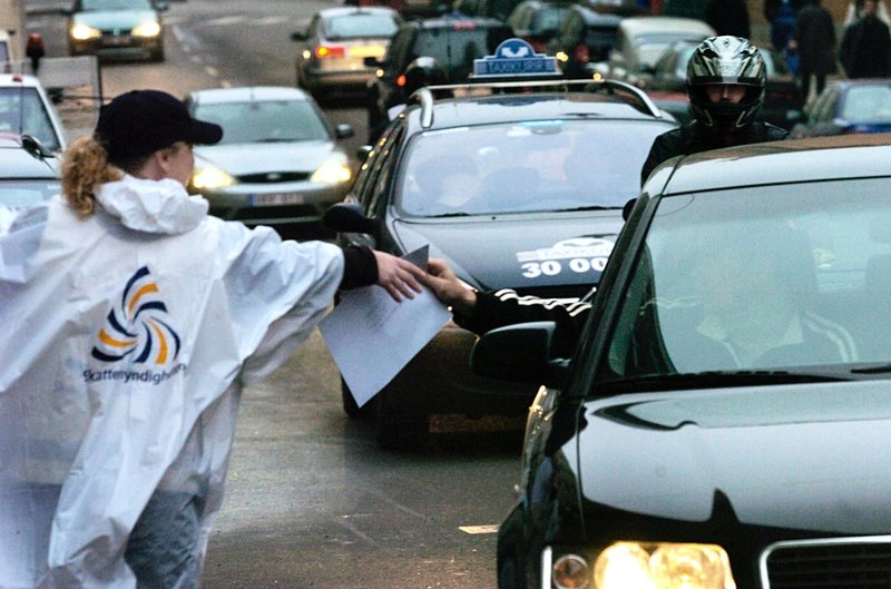 Bilister lämnar in deklarationen i sista minuten våren 2004. Arkivbild. 