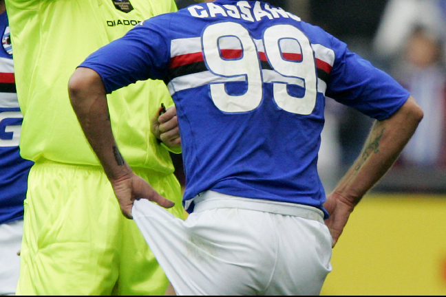 Här är upprinnelsen till Sampdorias hjärnsläpp. Cassano får frispel efter ett gult kort 2007. Kedjereaktionen slutade med att Sampdoria får spendera säsongen 2011/12 i Serie B.
