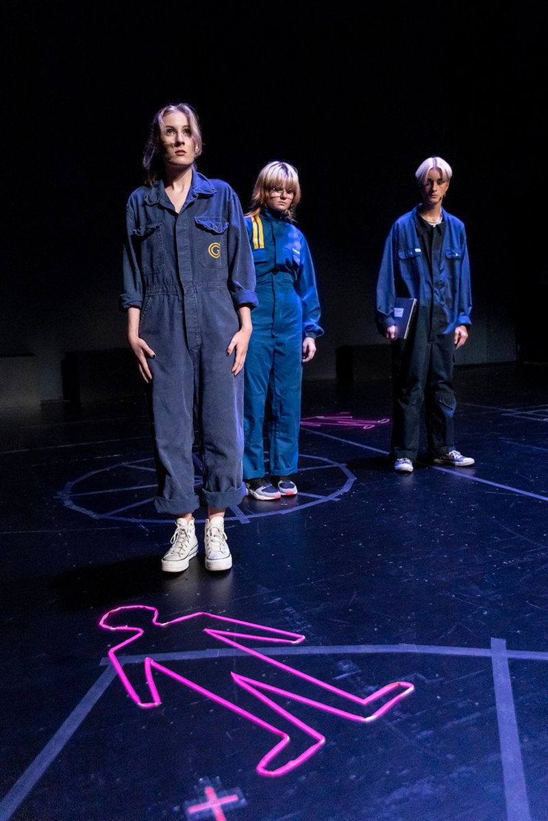 Lennon Liljesson Torpadie, Tilda Du Rietz och August Westlund delar på rollen som Svenne, i 'Återskapa: Svenne'. Pressbild.