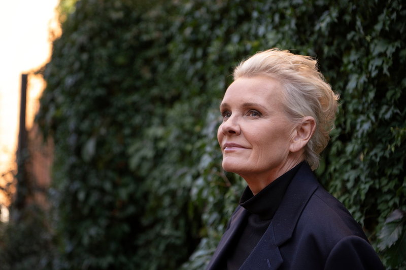 I boken skriver Eva Dahlgren om många olika platser som hon bott på och besökt, både som barn och vuxen. 'Jag känner trygghet med människor, i stället för med platser. Det finns liksom i mitt system att jag vill ge mig av', säger hon.