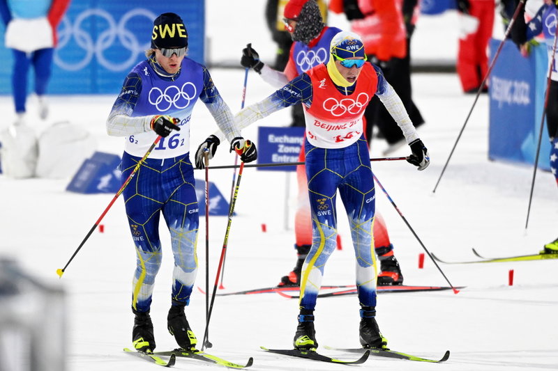 William Poromaa växlar över till Oskar Svensson.