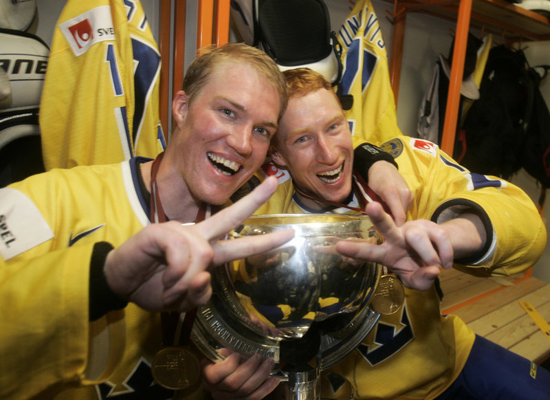 Bröderna Kenny och Jörgen Jönsson med bucklan efter VM-guldet 2006. Tidigare samma år var duon med och vann OS i Turin.