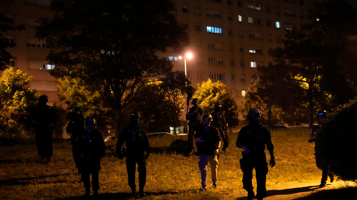 Poliser i Nanterre utanför Paris på onsdagskvällen. Protesterna efter det att en 17-årig pojke sköts till döds fortsatte för andra natten i rad i Parisområdet och på andra platser i Frankrike.