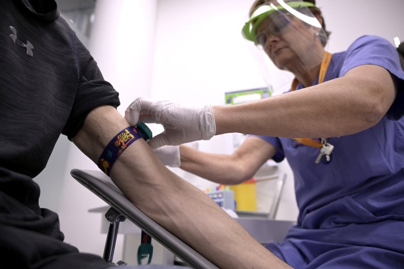 En undersköterska tar blodprov på en patient. Foto: Janerik Henriksson/TT En undersköterska tar blodprov på en patient. Foto: Janerik Henriksson/TT