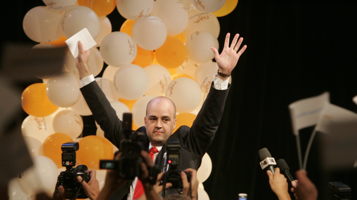 Reinfeldt firar valsegern (2006). 