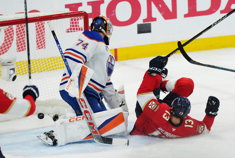 Floridas Sam Reinhart (13) sätter pucken bakom Edmontons målvakt Stuart Skinner i första perioden.