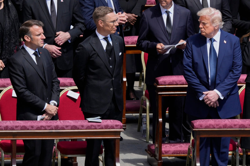 Finlands president Alexander Stubb satt bredvid USA:s Donald Trump på påve Franciskus begravning, och de två sågs viska till varandra. Arkivbild.