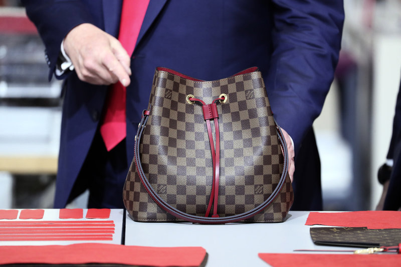 Före detta president Donald Trump inspekterar en Louis Vuitton-väska. Arkivbild.