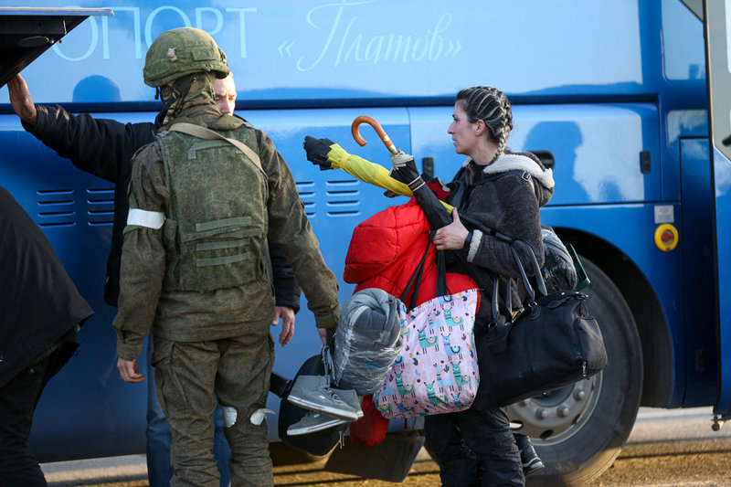 Samtliga kvinnor, barn och äldre uppges ha evakuerats från stålverket i belägrade Mariupol. Bild är från i fredags.